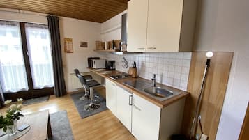 Kühlschrank, Mikrowelle, Herdplatte, Wasserkocher mit Kaffee-/Teezubehör