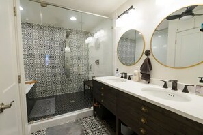 Ensemble douche/baignoire, sĂšche-cheveux, serviettes fournies, savon