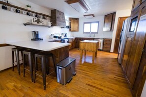 Fridge, microwave, oven, stovetop - Spacious Mountain Home- w/ game room- 5 min from downtown (Williams)