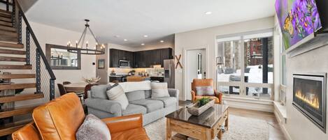 Televisión, chimenea, tenis de mesa y estéreo