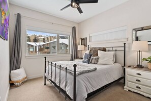 3 bedrooms, desk, iron/ironing board, travel cot - Ski-In/Ski-Out, 3BD/3BA, 2 Story w/Garage, by Pool (Granby)