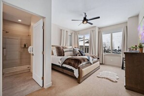 3 habitaciones, escritorio y tabla de planchar con plancha 