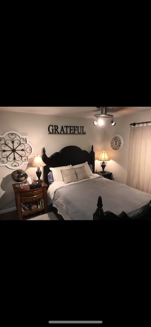 6 bedrooms, desk, iron/ironing board, travel cot