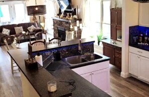 Geladeira, micro-ondas, fogão, cooktop