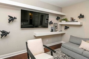 Télévision, cheminée, chaîne hi-fi