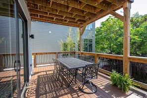 屋外ダイニングエリア