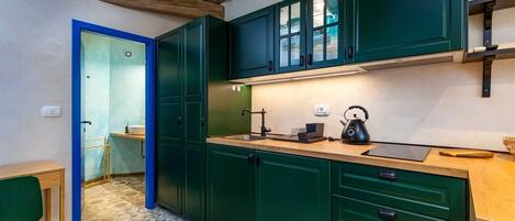 Kühlschrank, Herdplatte, Kochgeschirr/Geschirr/Besteck, Esstisch