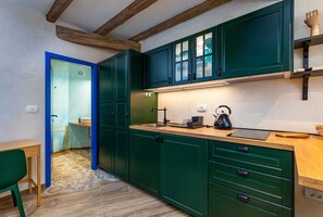 Kühlschrank, Herdplatte, Kochgeschirr/Geschirr/Besteck, Esstisch