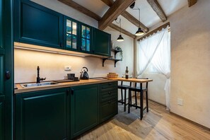 Kühlschrank, Herdplatte, Kochgeschirr/Geschirr/Besteck, Esstisch