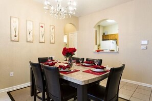 Dining - Fantastic Condo - 2 Miles from Disney / Pool View / Windsor Hills (Kissimmee)