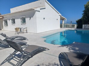 Een buitenzwembad en een verwarmd zwembad