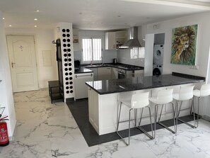 Een microgolfoven, een oven, een kookplaat, een vaatwasser