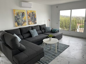 Smart TV - Nice villa in La Cala de Mijas Spain with heated pool and sea view. (Las Lagunas de Mijas)