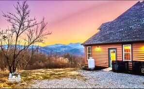 Exterior - 6 Bed 5 Bath/Modern Luxury Cabin/Mtn Views/ Sleep 20/Suites/Hot Tub/Theater/Game Room (Sevierville)
