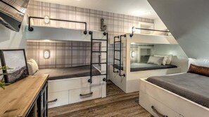 5 bedrooms, iron/ironing board, free WiFi, bed sheets