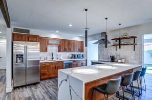 Frigorifero, microonde, forno, piano cottura