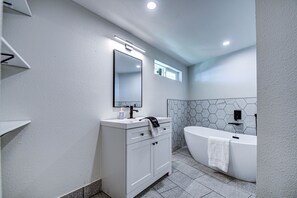 Combined shower/bathtub, hair dryer, towels, soap - South Scottsdale Poolside Getaway! (Scottsdale)