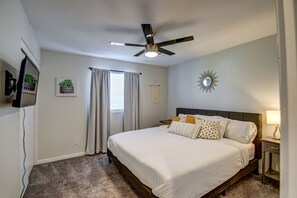 4 habitaciones, escritorio y tabla de planchar con plancha 