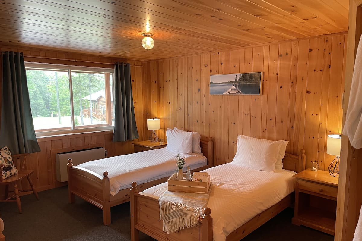 Habitación tradicional con 2 camas individuales, varias camas, refrigerador y microondas | Ropa de cama de alta calidad, camas Tempur-Pedic y escritorio