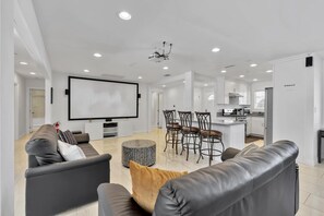 TV connectée, table de tennis de table, livres