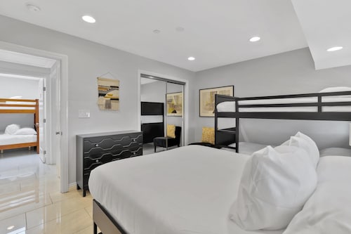 New Cheerful Stylish Villa - Pool, Spa, Mini Golf, Fire pit, Walk to Disneyland 