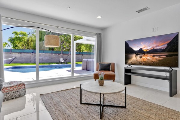 TV connectée, table de tennis de table, livres