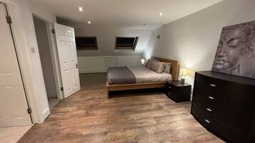 5 bedrooms, iron/ironing board, free WiFi, bed sheets