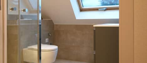 Douche, articles de toilette (gratuits), séchoir à cheveux