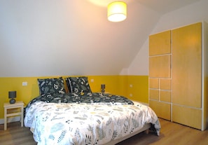 2 bedrooms, desk, soundproofing, iron/ironing board