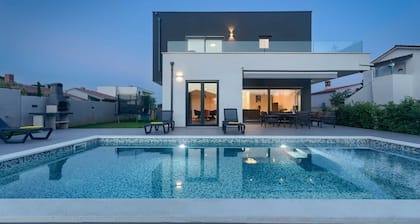 Großzügige Villa Elita mit zwei beheizten Pools
