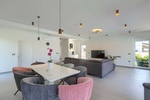 Dining - Spacious Villa Elita with Two Heated Pools (Pula)