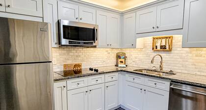 Stylish riverfront gem w/ Free Attraction TIckets & pool, near town/hiking