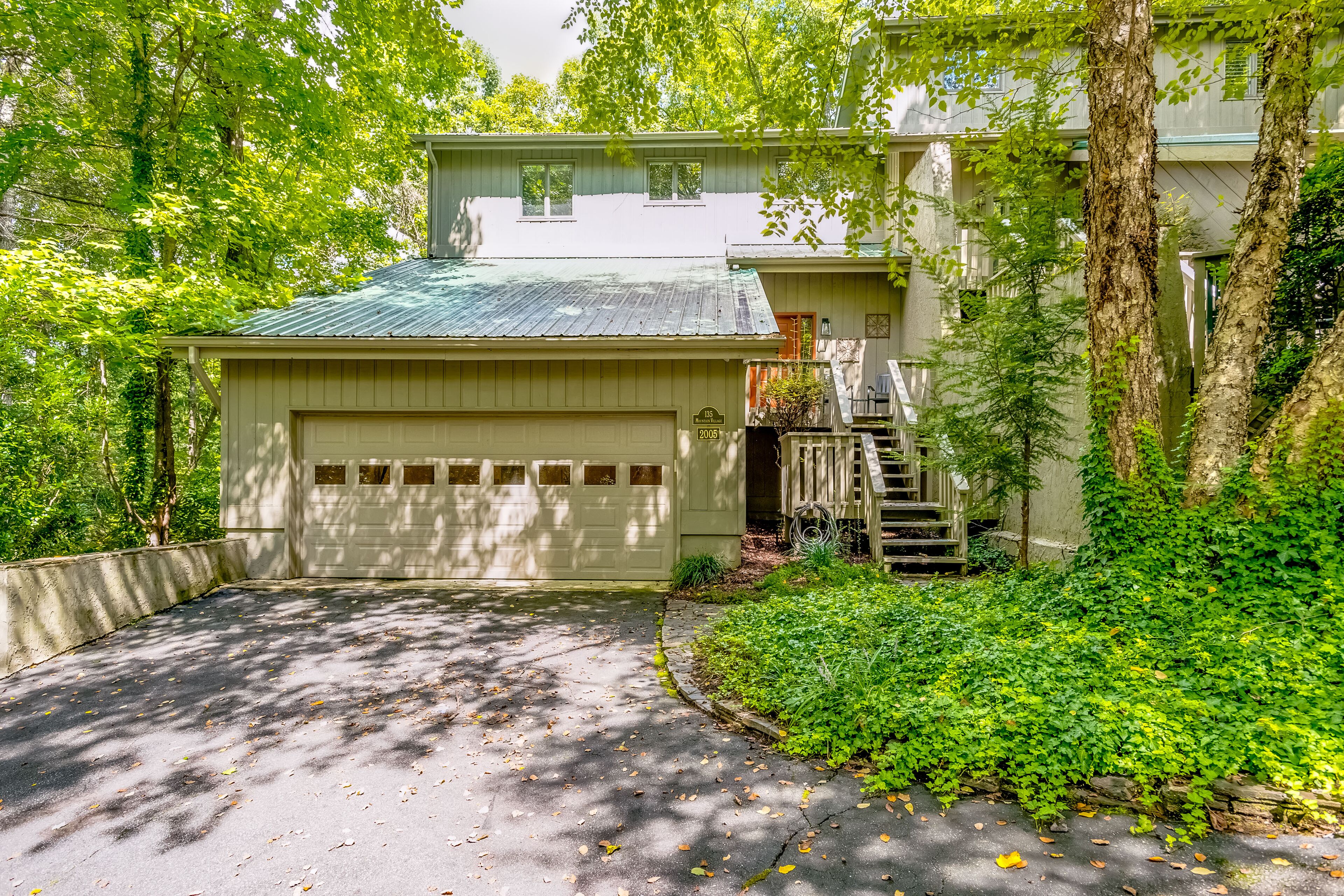 Peaceful oasis with alfresco living, resort amenities, & seasonal mountain view