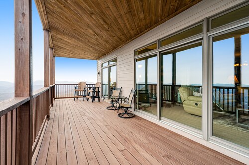 Amazing ski-in/ski-out condo with epic mountain vistas, fireplace, AC, & WiFi