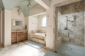 Bathtub, hair dryer, towels, soap - Luxury Ranch Retreat with Pool, Hike & Bike Trails & Golf-Close to COTA & Austin (Smithville)
