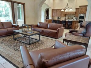 Téléviseur connecté, foyer, lecteur de DVD, table de ping-pong