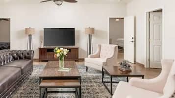 Smart TV, chimenea, reproductor de DVD y tenis de mesa