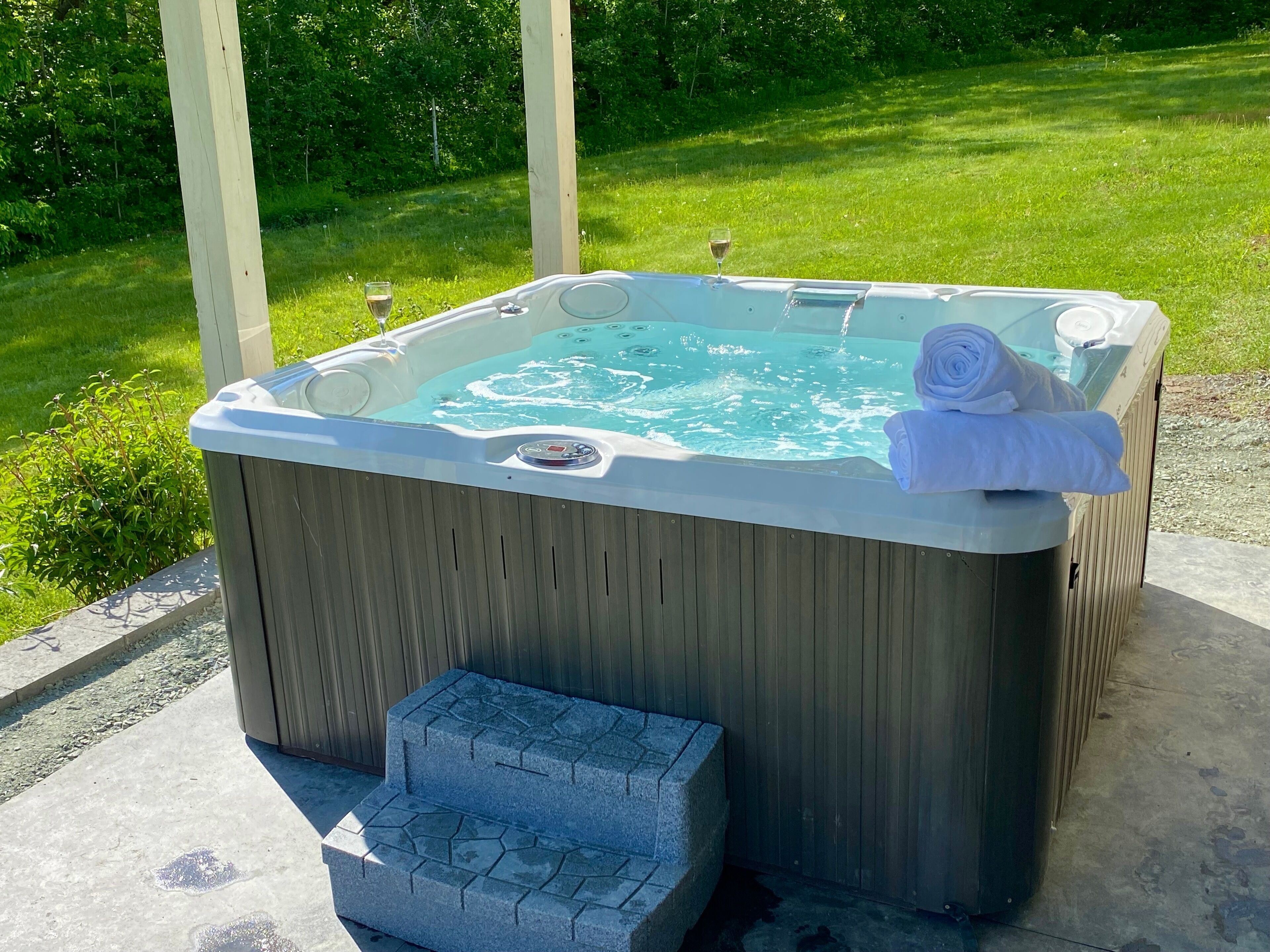 Outdoor spa tub