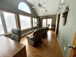 TV connectée, lecteur de DVD, livres