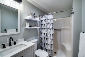 Bathtub, hair dryer, towels - Lake views from The Byrd House (Pottsboro)
