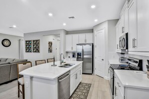 Fridge, microwave, oven, stovetop - Modern home with a pool, WiFi, central AC, washer/dryer - snowbirds welcome (Kissimmee)