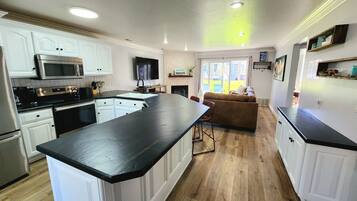 Refrigerador, microondas, horno y parrilla de estufa