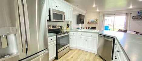 Jääkaappi, mikroaaltouuni, uuni, liesi