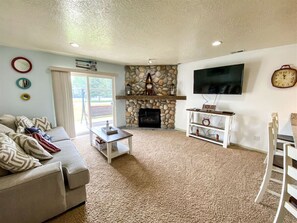 TV - Beautiful Updated Ground level 2 Bedroom Condo T106 (Garden City)