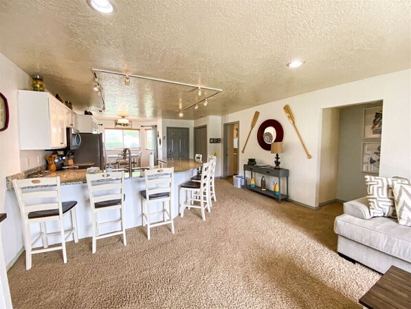 TV - Beautiful Updated Ground level 2 Bedroom Condo T106 (Garden City)