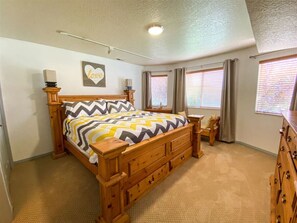2 bedrooms, iron/ironing board, WiFi, bed sheets - Beautiful Updated Ground level 2 Bedroom Condo T106 (Garden City)