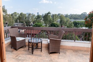 Property grounds - MAAYA - Serene 2-BR APT w/ pool , gym, city view, WiFi (Nairobi)
