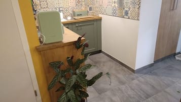 Refrigerador, parrilla de estufa, cafetera y tetera y tetera eléctrica