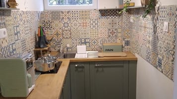 Fridge, stovetop, coffee/tea maker, electric kettle