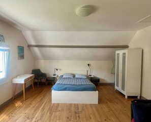 2 bedrooms, desk, iron/ironing board, travel crib